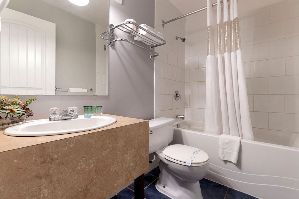 Oasis Inn Family Room, 2 Double Beds (Not Pet Friendly) 3