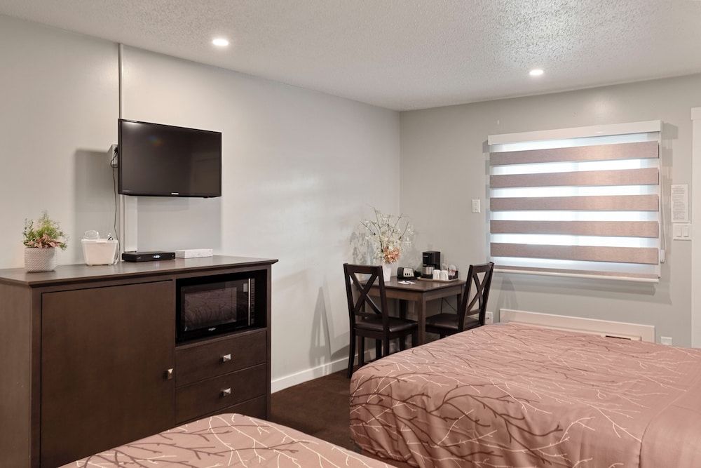 Oasis Inn Family Room, 2 Double Beds (Not Pet Friendly) 5