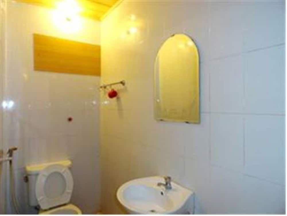 Lucky 1 Guesthouse Double Room (Fan) 8