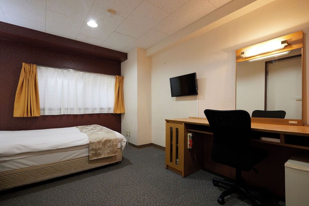Semi-Double Room, Smoking