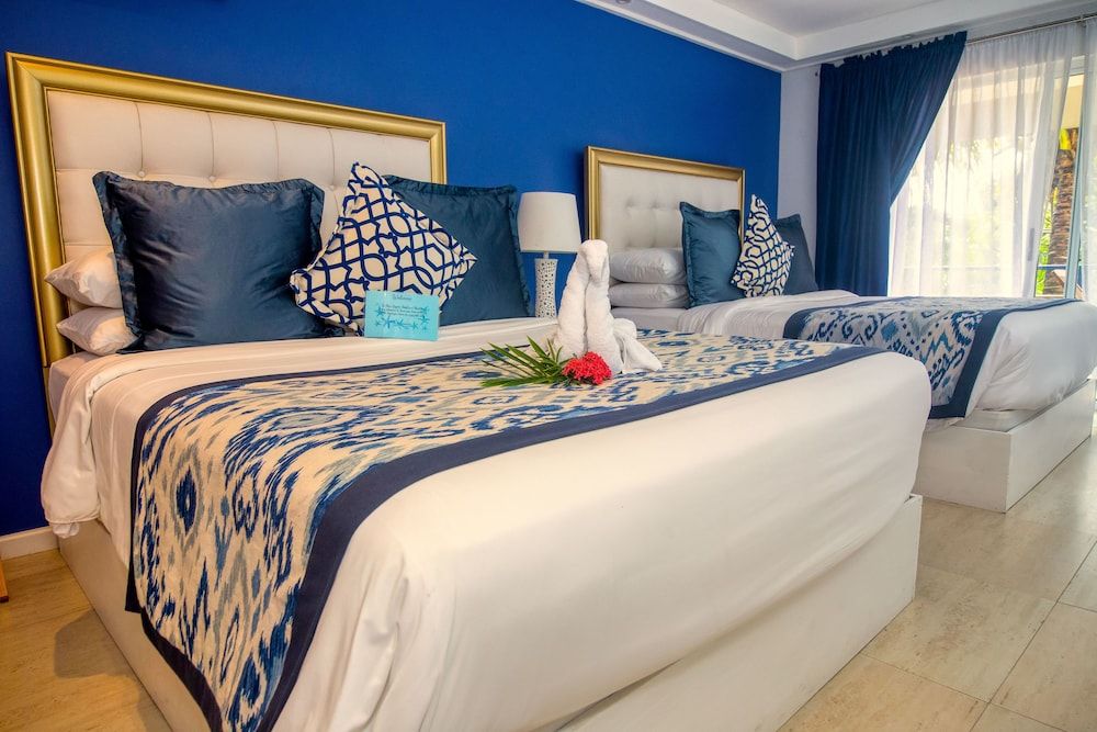 Room, 2 Queen Beds, Kitchenette, Pool View
