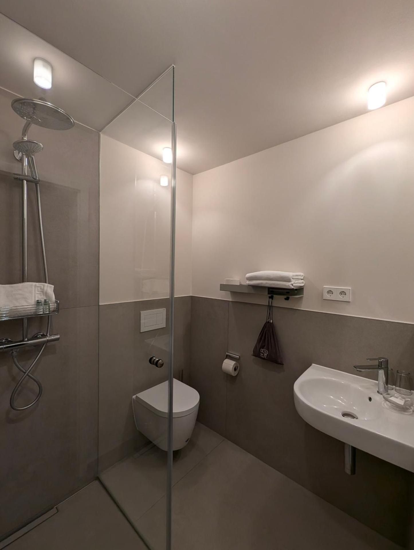 Hotel Neuwirt Standard Double with Balcony 3