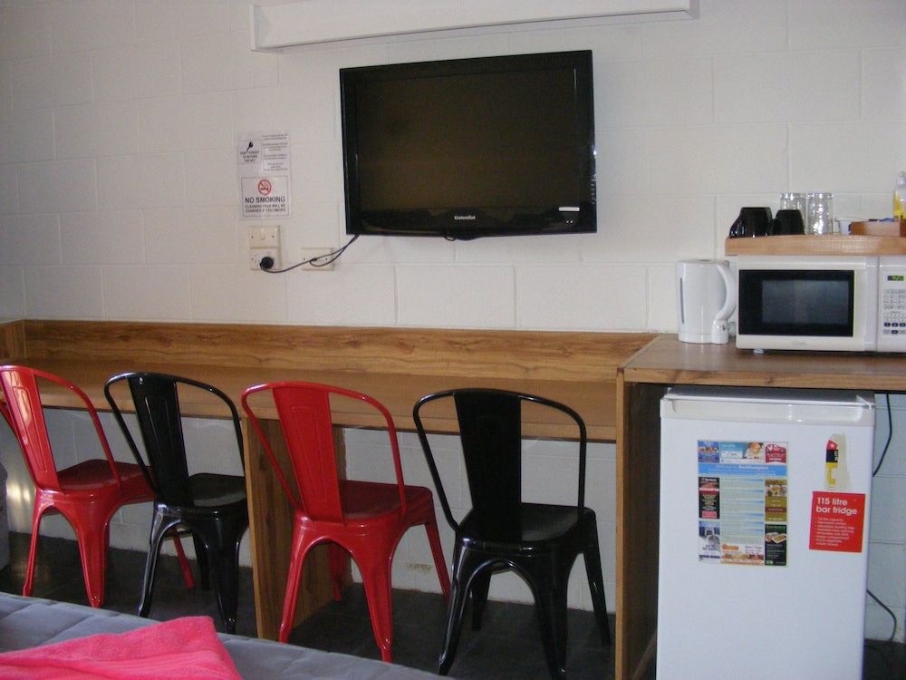 Motel Lodge Queen Room 4