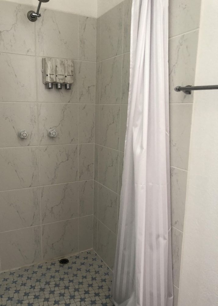 Motel Lodge Queen Room 3