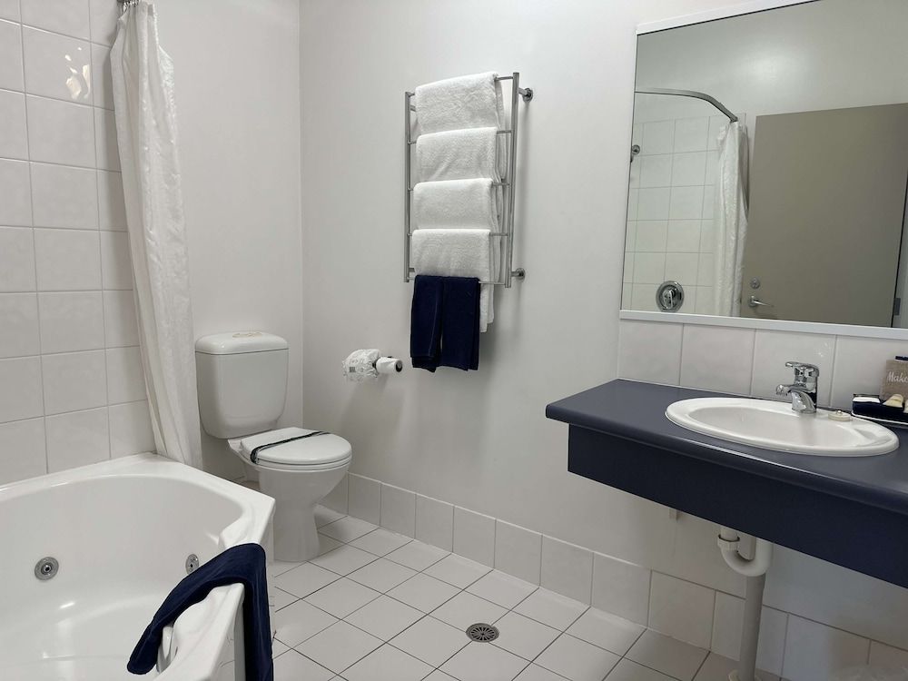 Best Western Wellington Standard Room, 1 King Bed, Non Smoking, Balcony 3