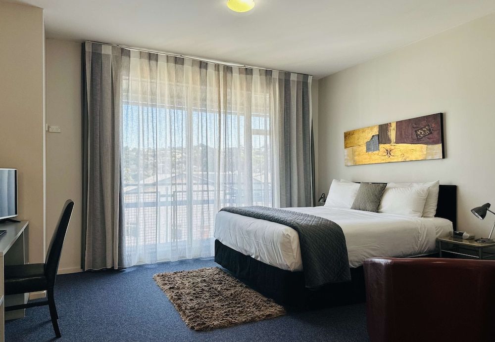 Best Western Wellington Standard Room, 1 King Bed, Non Smoking, Balcony 2