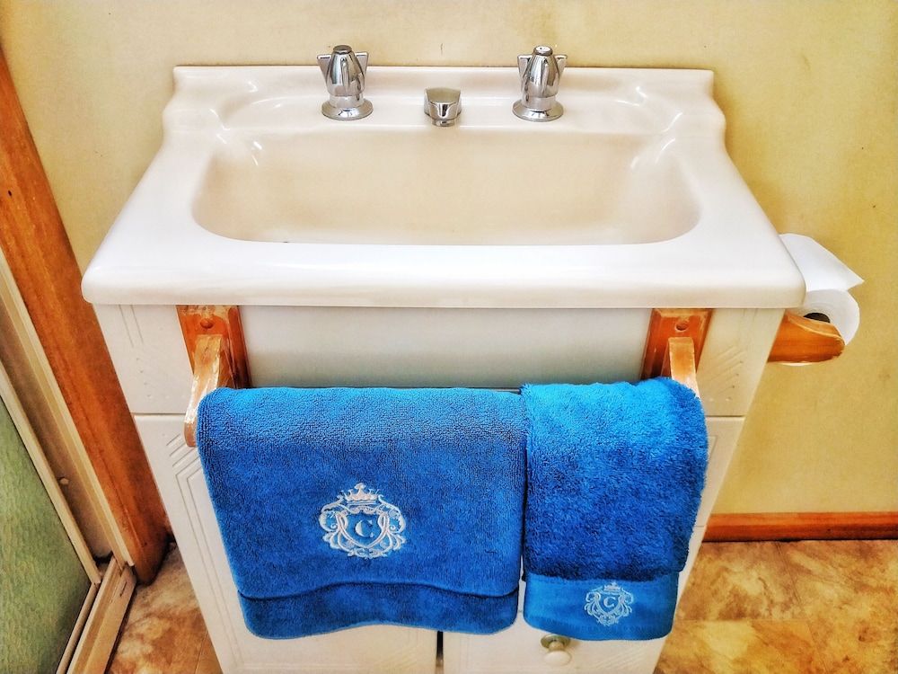 Twelve Apostles Motel & Country Retreat Pet Friendly Queen Bed Cottage with Country View 2