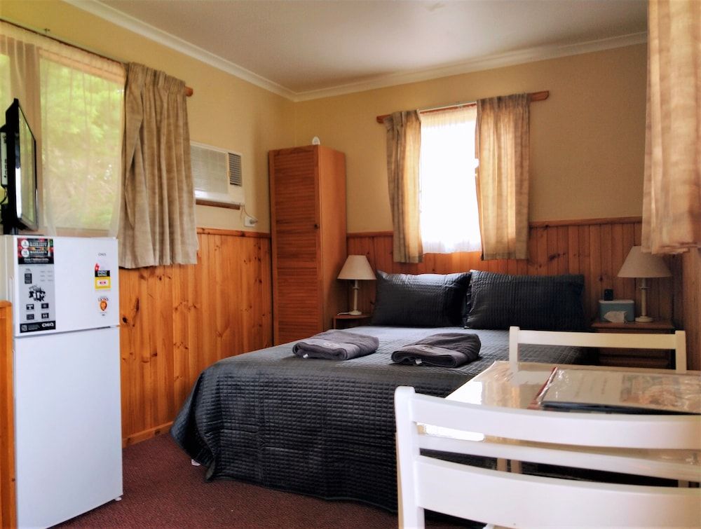 Twelve Apostles Motel & Country Retreat Pet Friendly Queen Bed Cottage with Country View