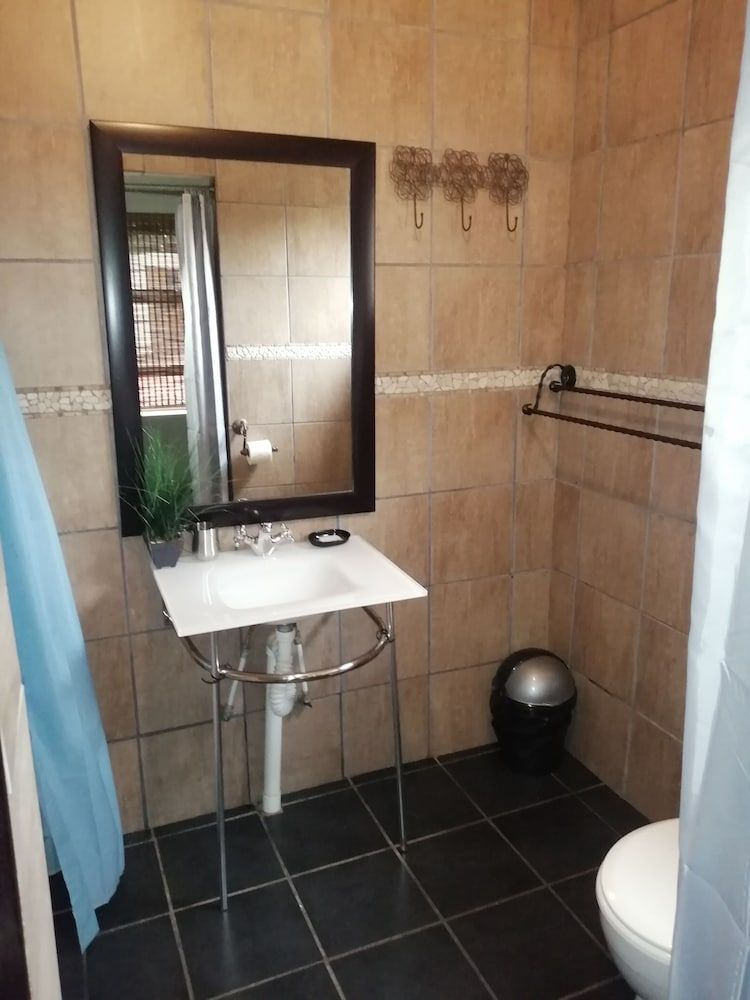 24 Onvrey Guest House Standard Twin Room 3