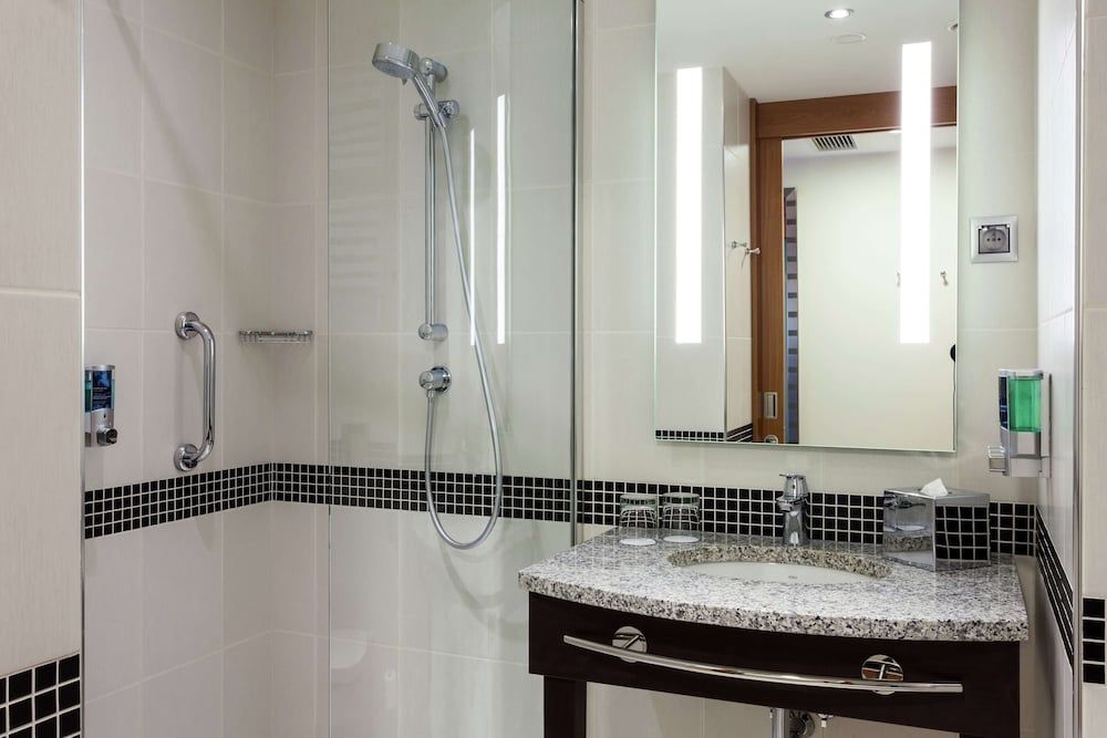 Hampton by Hilton Warsaw Airport Room, 1 Queen Bed 4