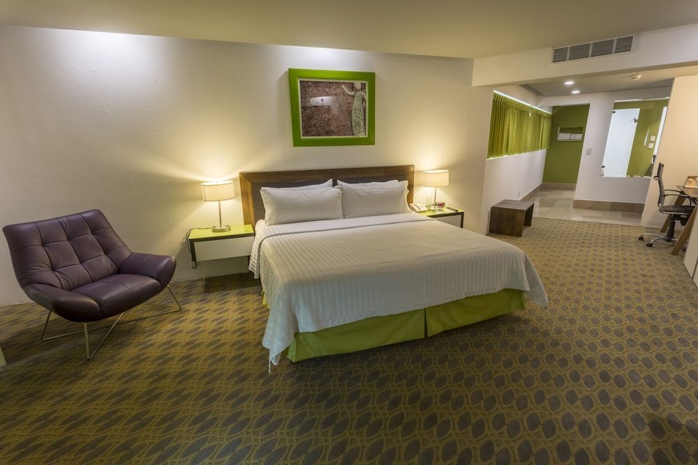 Suite, 1 King Bed (Walk-In Shower)