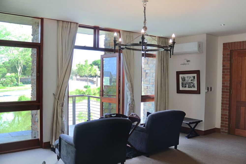 Riboville Deluxe Room 8