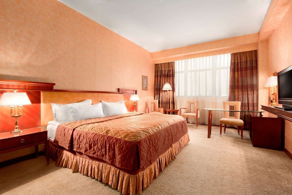 Room, 1 King Bed, Smoking (Mobility)
