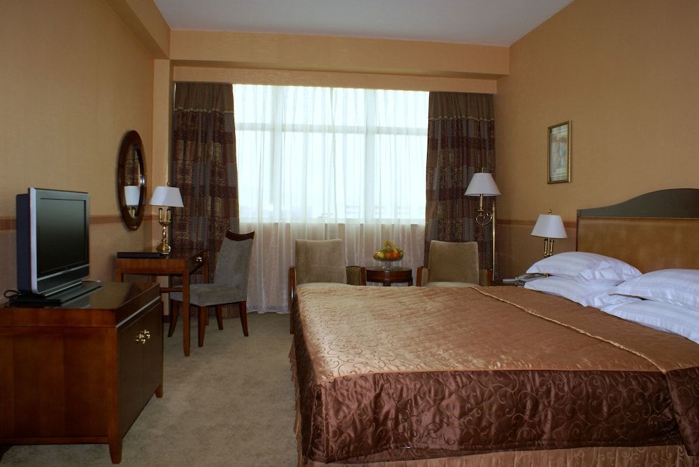 Suite, 1 King Bed, Smoking, Corner