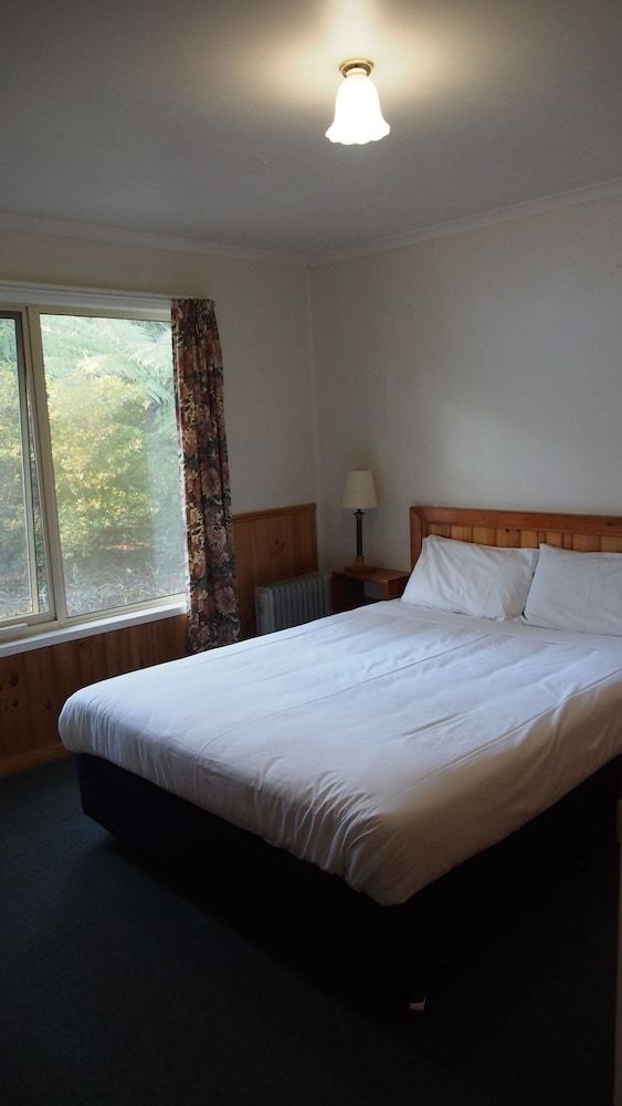 Retreat Cottage 4 Bedroom (2x Queens and 6x Single Bunk Beds)