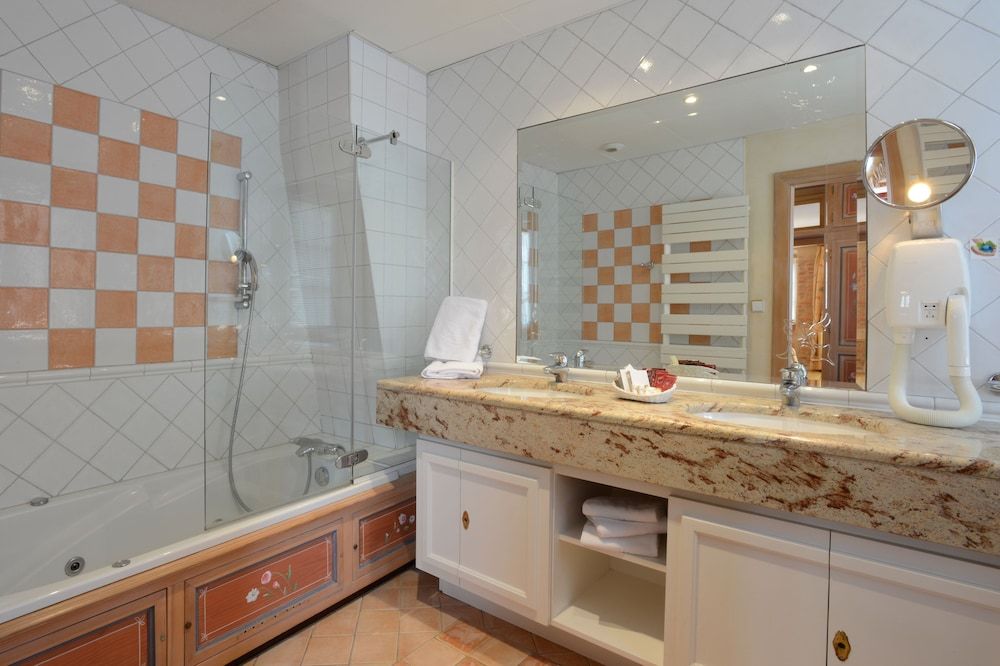 Hôtel Saint-Martin Suite (for 3) 5