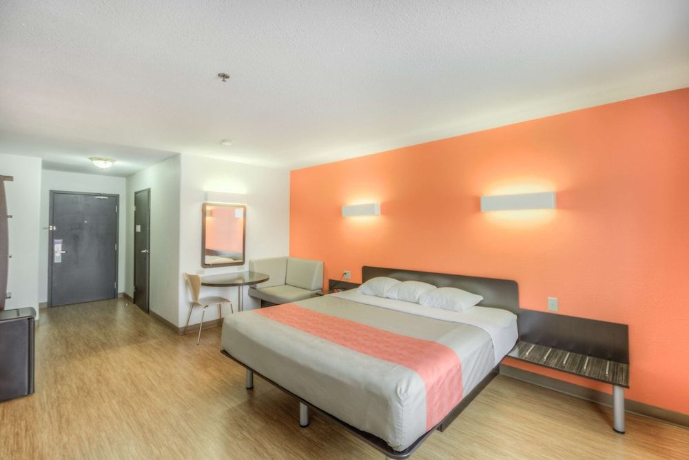 Motel 6 Regina, SK Standard Room, 1 King Bed, Smoking 2