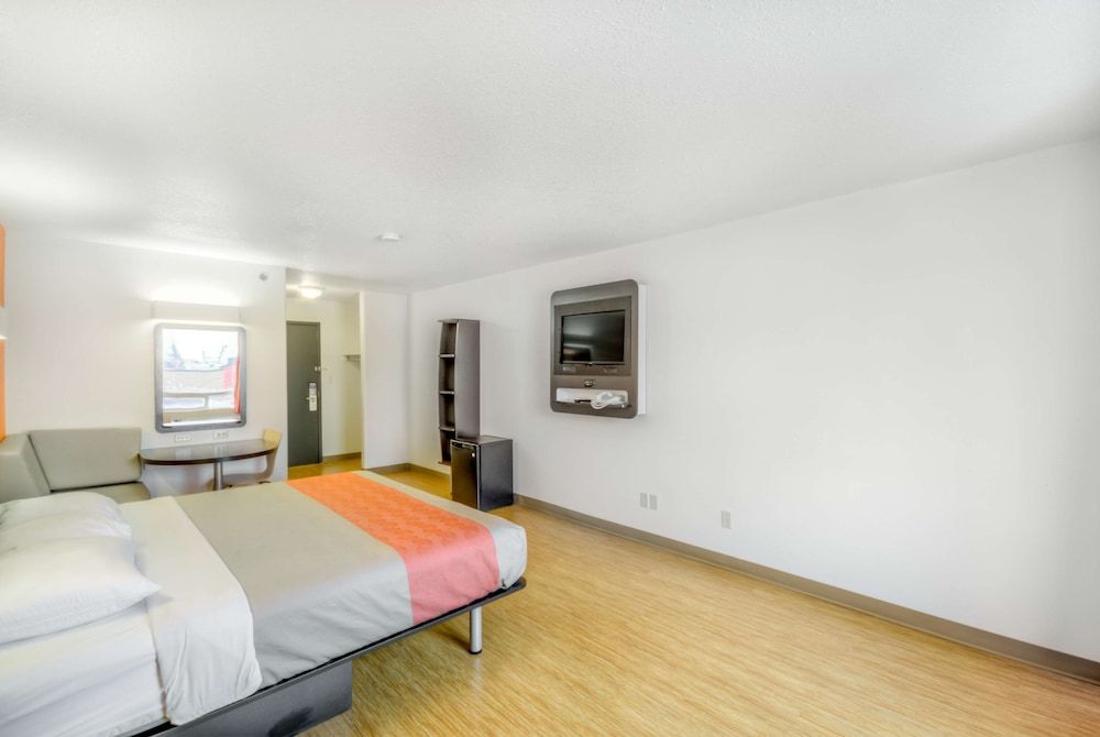 Motel 6 Regina, SK Standard Room, 1 King Bed, Non Smoking 4