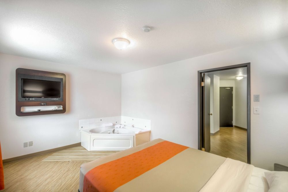 Deluxe Suite, 1 Queen Bed, Non Smoking, Hot Tub