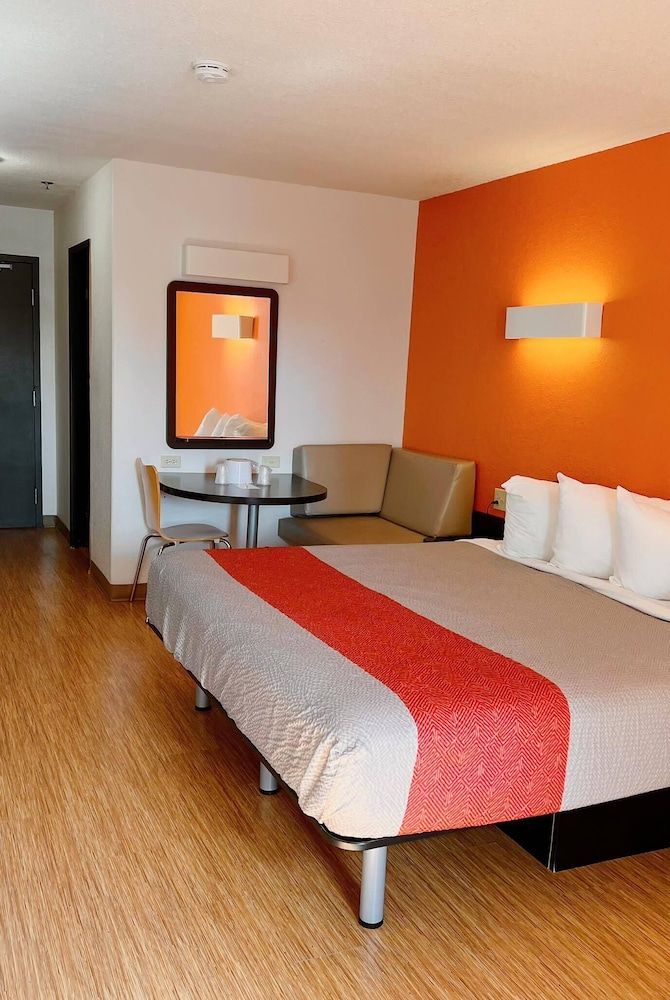 Motel 6 Regina, SK Standard Room, 1 King Bed, Smoking 3