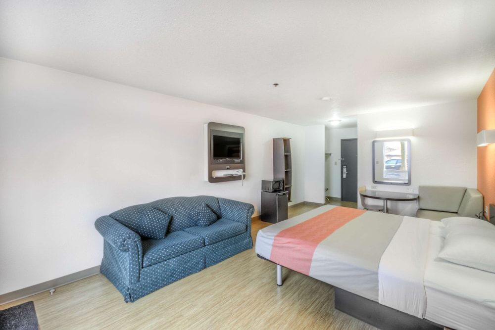 Deluxe Suite, 1 Queen Bed, Non Smoking, Hot Tub