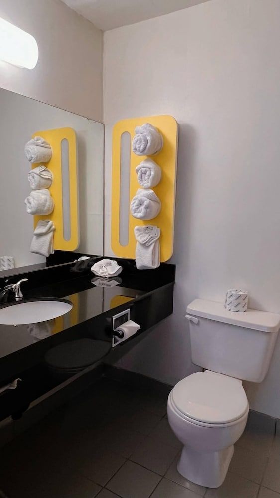 Motel 6 Regina, SK Standard Room, 2 Queen Beds, Non Smoking 6