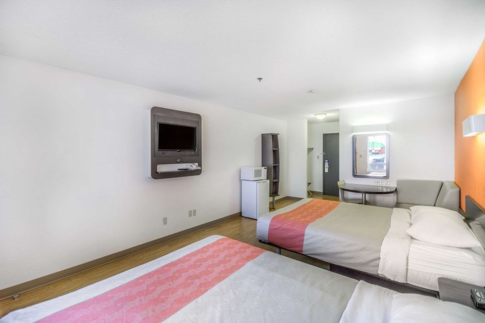 Motel 6 Regina, SK Standard Room, 2 Queen Beds, Non Smoking 2