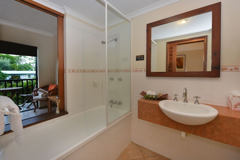 Seascape Holidays- Hibiscus Apartment Studio, 1 Queen Bed, Garden Area 10