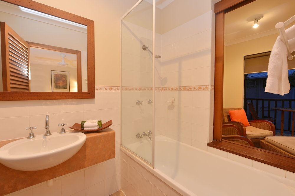 Seascape Holidays- Hibiscus Apartment Studio, 1 Queen Bed, Garden Area 11