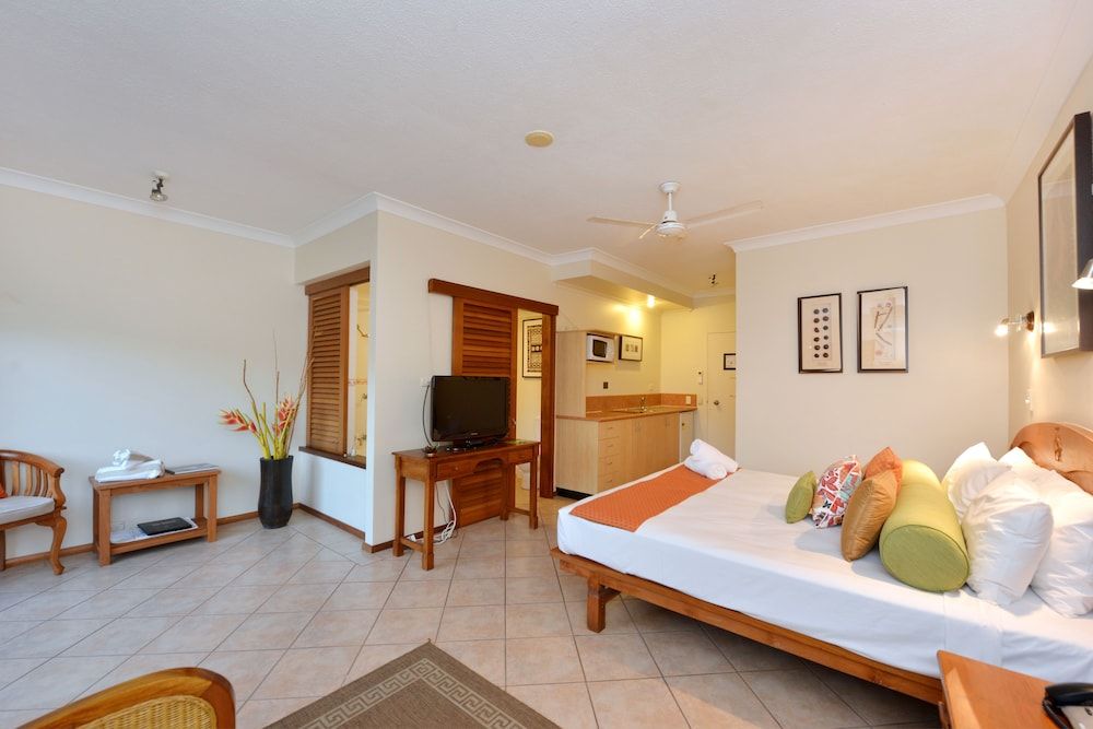 Seascape Holidays- Hibiscus Apartment Studio, 1 Queen Bed, Garden Area 4