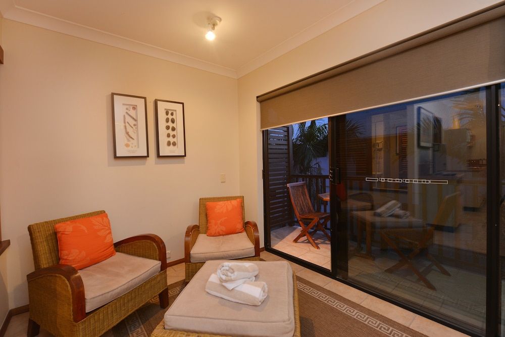 Seascape Holidays- Hibiscus Apartment Studio, 1 Queen Bed, Garden Area 7