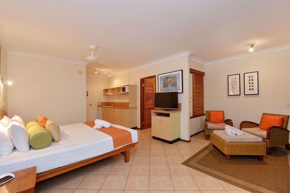 Seascape Holidays- Hibiscus Apartment Studio, 1 Queen Bed, Garden Area 5
