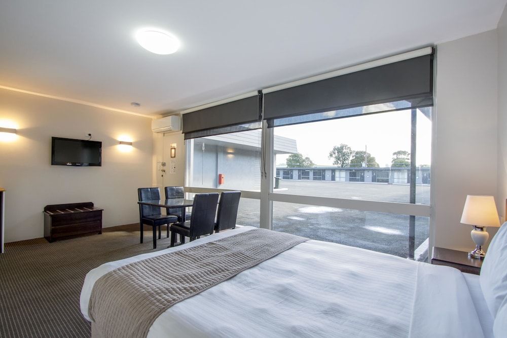 Sunshine Motor Inn Family Suite 3