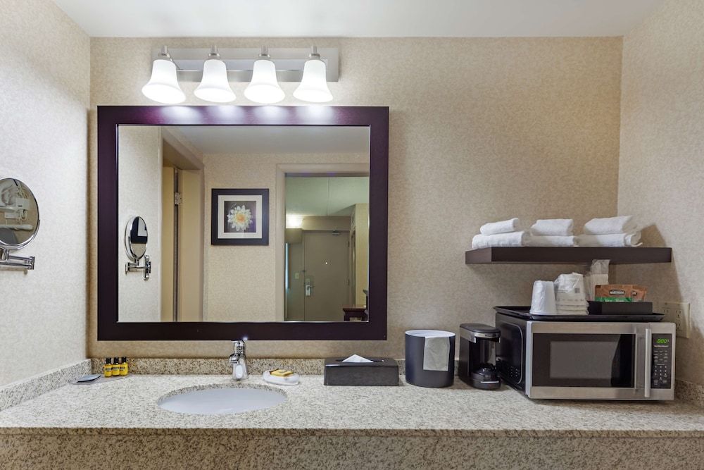 Best Western Plus City Centre Inn Suite, 1 Queen Bed, Non Smoking, Jetted Tub 5