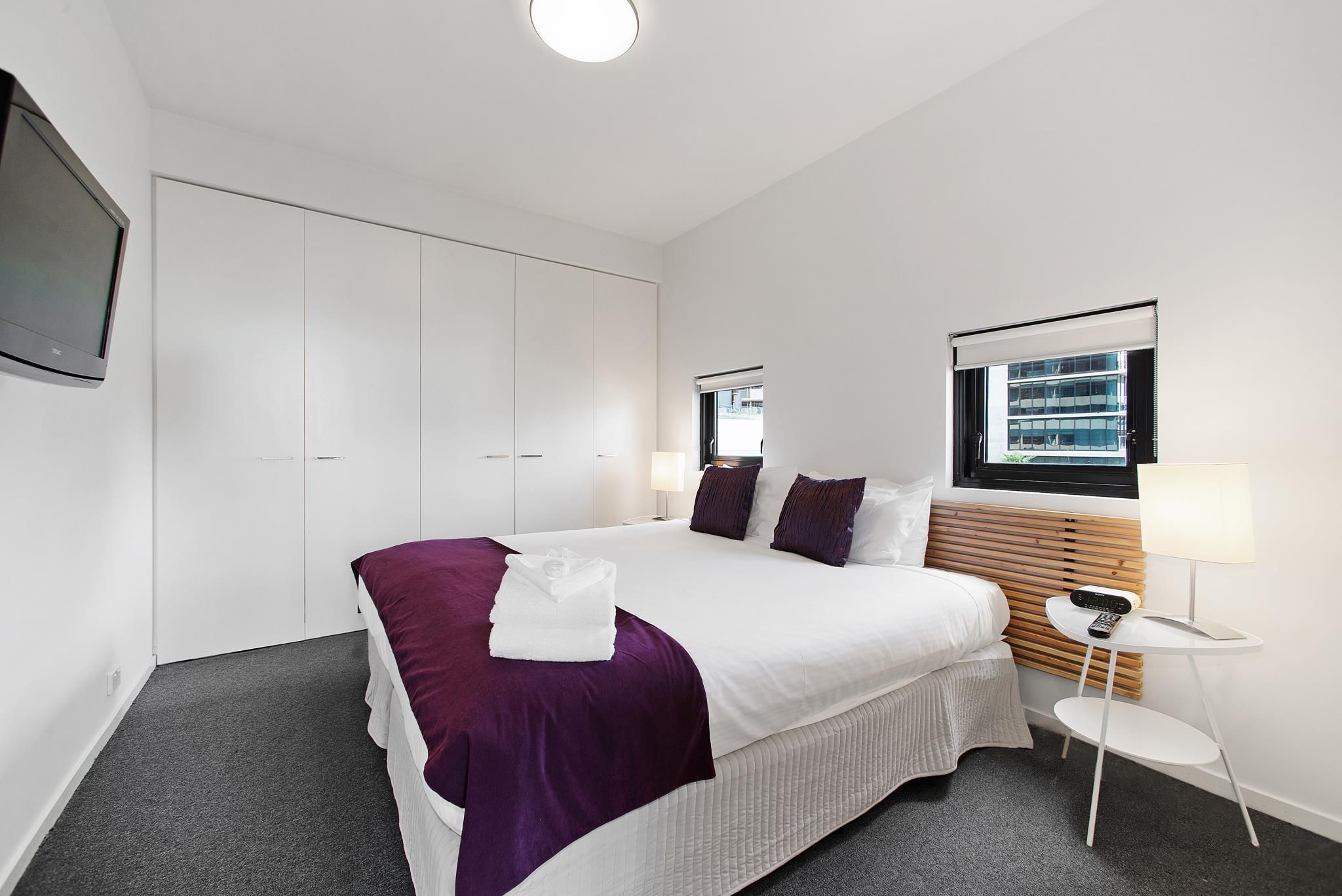 Deluxe One-Bedroom Apartment with Harbour View