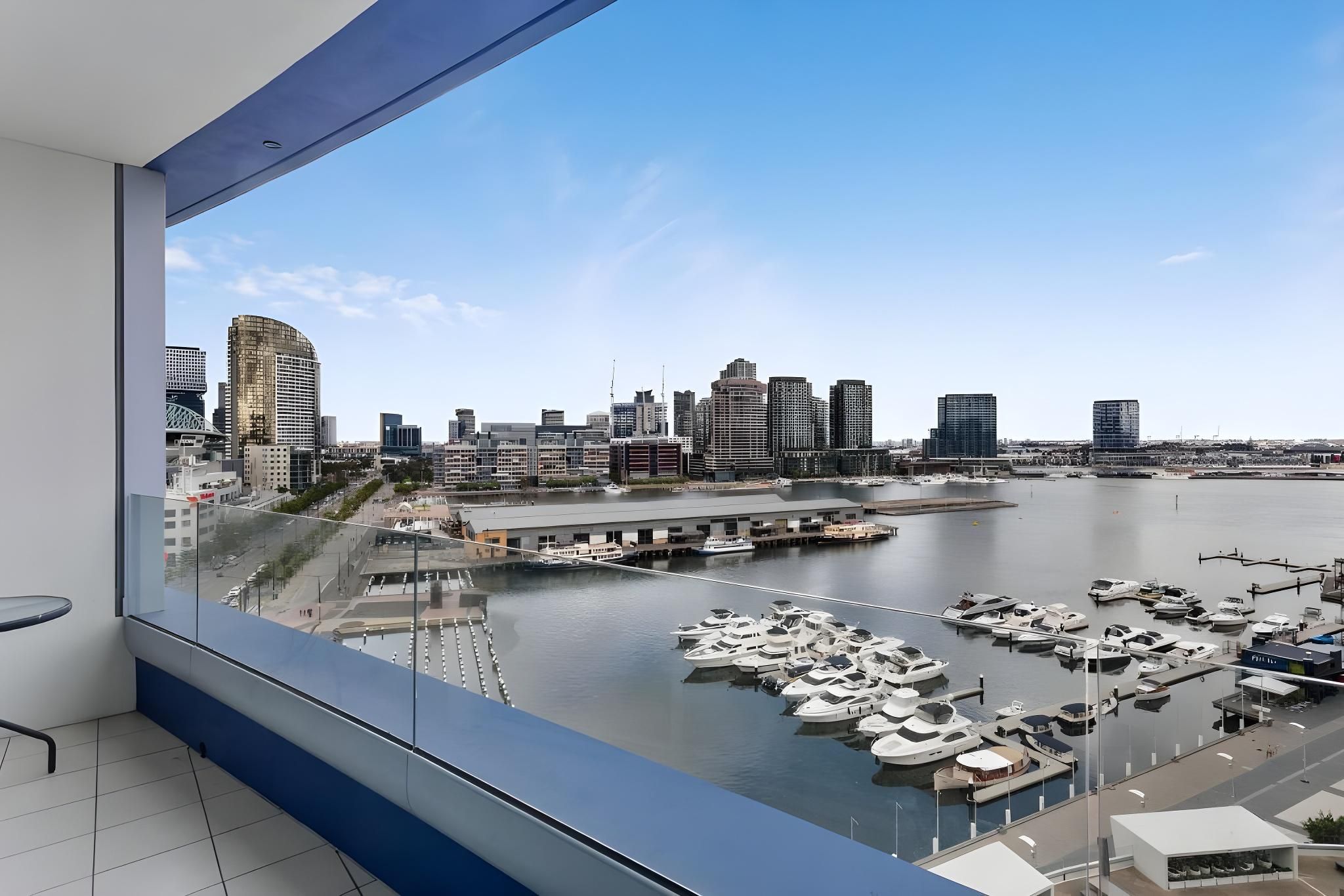 Deluxe One-Bedroom Apartment with Harbour View