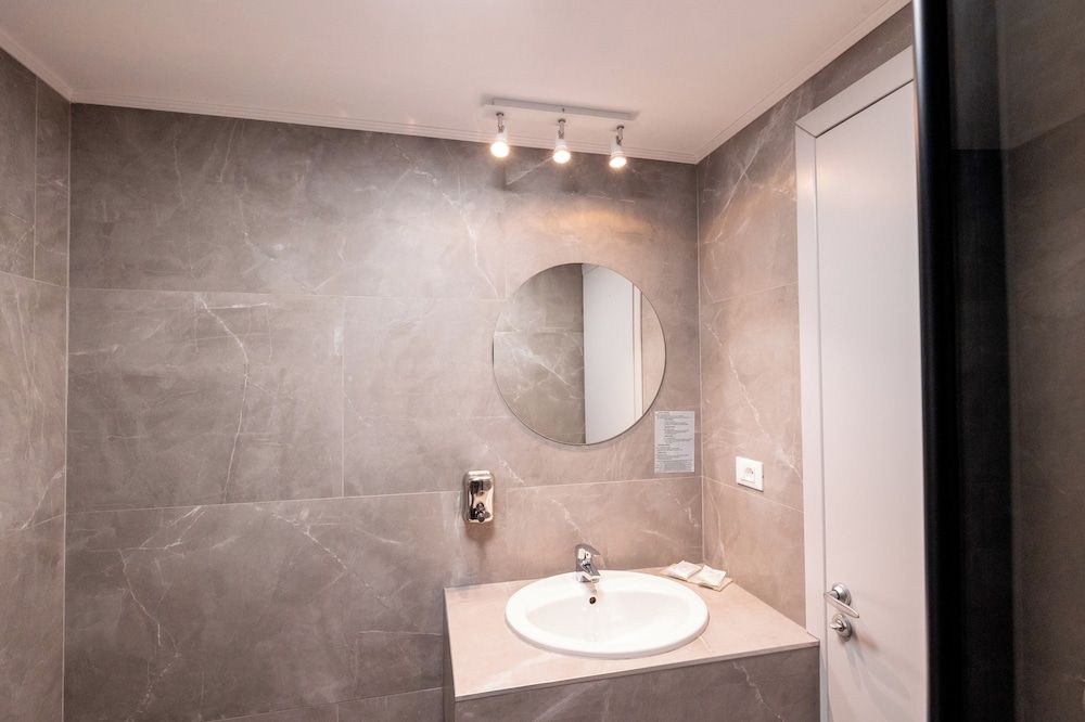 Stil Hotel Double Room with Queen Bed 6