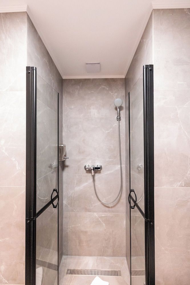 Stil Hotel Double Room with Queen Bed 7