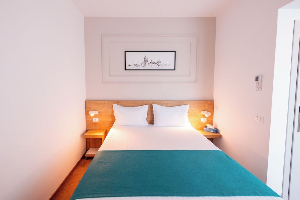Stil Hotel Double Room with Queen Bed 3