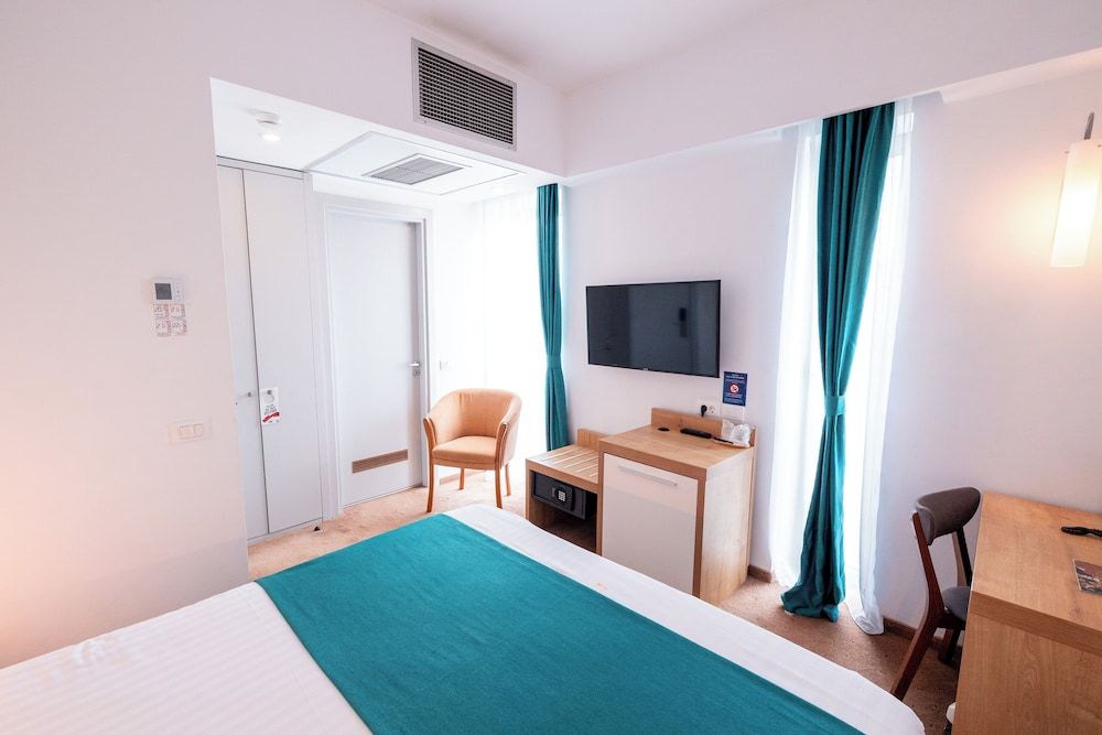 Stil Hotel Double Room with Queen Bed 2