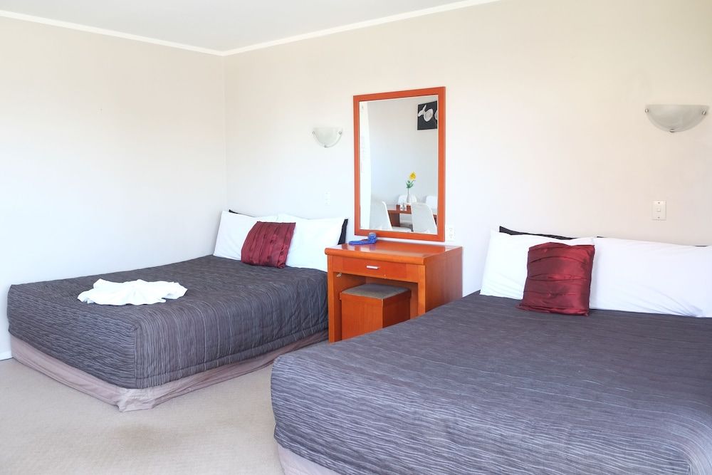 undefined Gateway International Motel 5