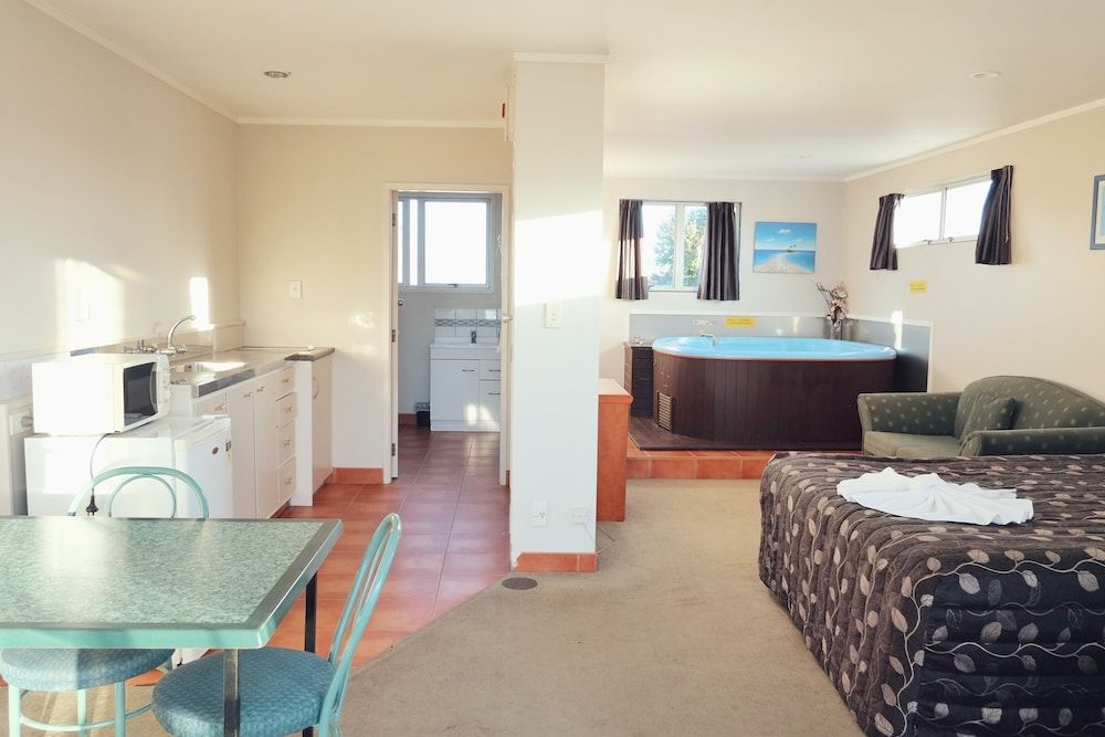 undefined Gateway International Motel 7