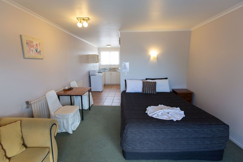 undefined Gateway International Motel 4