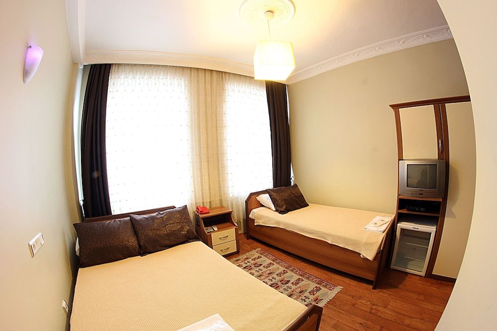 Paradise Hotel Standard Triple Room 3