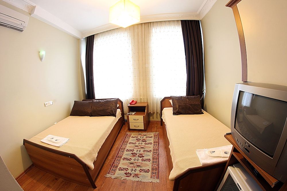 undefined Paradise Hotel 3