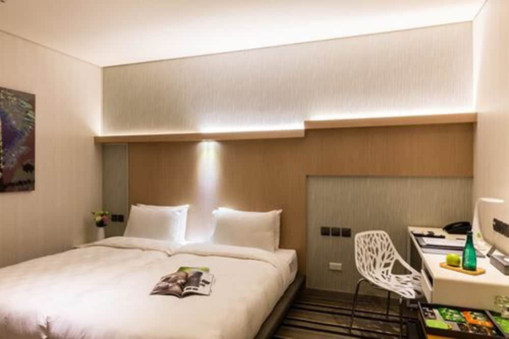 Taipei 101 SPARKLE Hotel Vogue Twin Room (No Window) 3