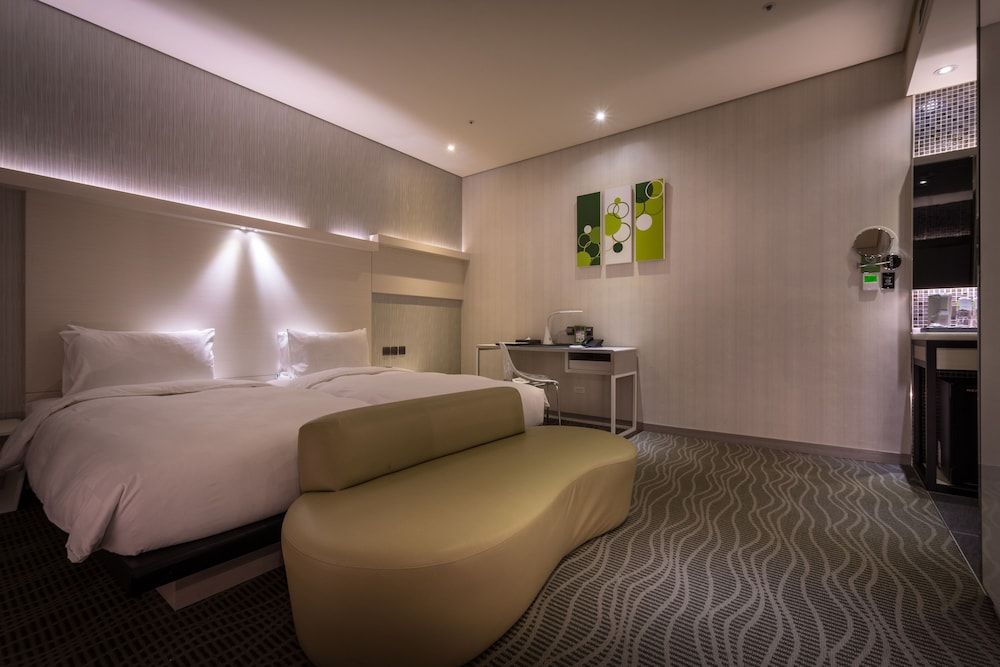 Taipei 101 SPARKLE Hotel Vogue Twin Room (No Window) 2