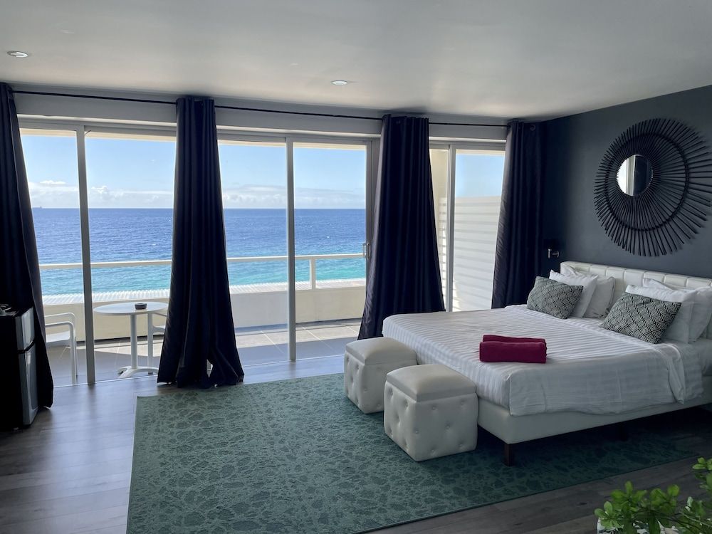 Saint Tropez Boutique Hotel Deluxe King Room - Ocean Front View 3