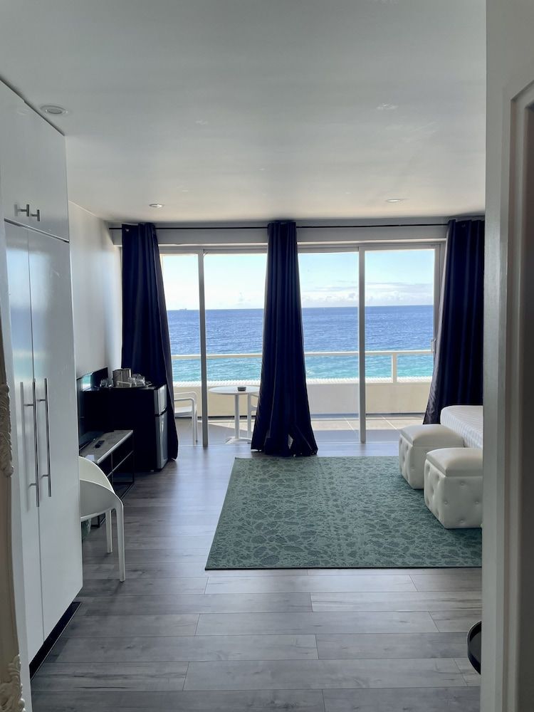 Saint Tropez Boutique Hotel Deluxe King Room - Ocean Front View 6