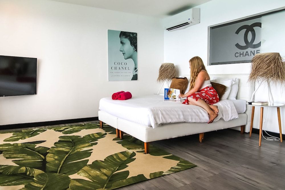 Saint Tropez Boutique Hotel Deluxe King Room - Ocean Front View 2